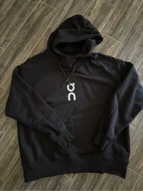 On Running- Women’s Club Hoodie- Black